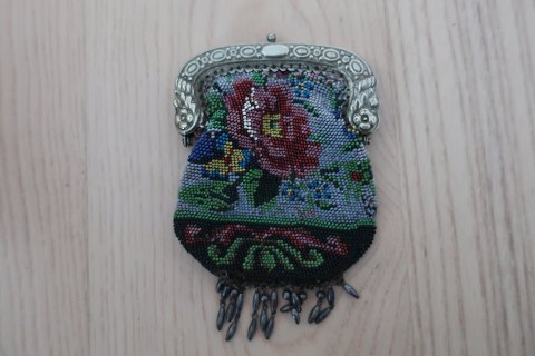 Tasche/Beutel aus Perlen handgemacht
Die alte Tasche, um 1910, ist aus viele handgestickten Perlen gemacht mit einem 
schönen Muster mit Rosen
Schöne Form mit Schliesung oben