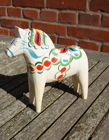 Bestellnummer: 
v-Cremefarvet Dalarhest 16,5cm