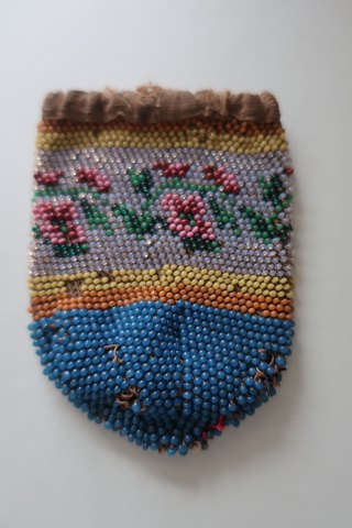 Antik kleine Tasche/Beutel aus Perlen handgemacht
Die alte Tasche/Beutel, um Ende der 1800-Jahren, ist aus viele handgestickten 
Perlen gemacht mit einem schönen Muster mit Blume/Rose u.a.
Säckchen-Form mit möglichkeit für Schnur oben