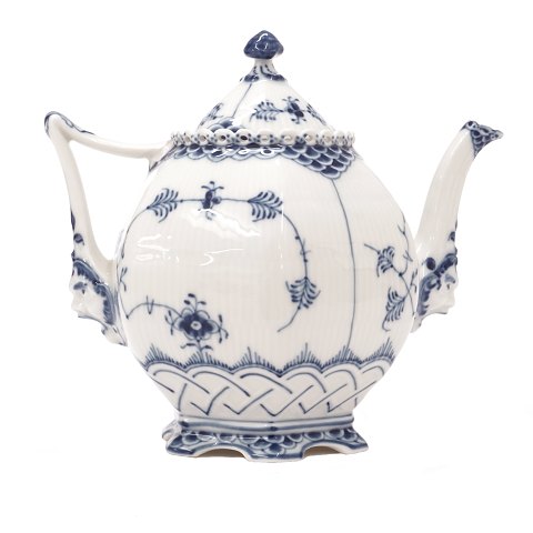 Royal Copenhagen blue fluted full lace tea pot 
1119. 1st quality. Very nice condition. H: 20cm