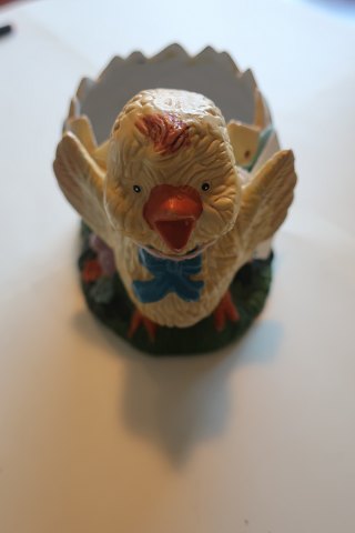 Figur für das Ostern
Alte Figur aus Biskuit macht als Küken mit Eier
Im Eier ist es möglich Blumen zu liegen, oder Chokolade
H: um 9,5cm
B: um 7,5cm