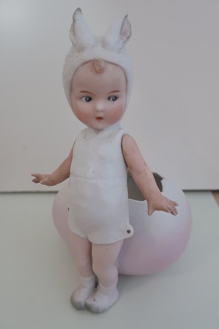 Figur für das Ostern
Alte Figur aus Biskuit macht als ein Mädchen im Hasenkustom mit Eier
Die Armen ist regulierbar
Im Eier ist es möglich Blumen zu liegen, oder Chokolade
H: um 22,5cm
Um Anfang 1900-Jahren