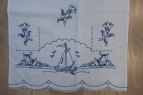 Paradestück
Schönes altes Paradestück mit blauer Stickerei - handgemacht
Ein Paradestück wurde in alten Tagen in der Küche vor den Küchentücher benützt
107cm x 48cm
Das antikke dänishe Leinen ist unser Sondergebiet