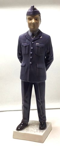 Bing & Gröndahl. Porzellanfigur. Pilot. Modell 2445. Höhe 29 cm. (2 Wahl)