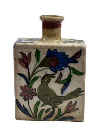 Persische Flaschenvase / Iznik-Keramik. Polychrome Motive mit Hirsch bzw. Vogel 
auf Vorder- und Rückseite - sowie Blüten und Blätter.