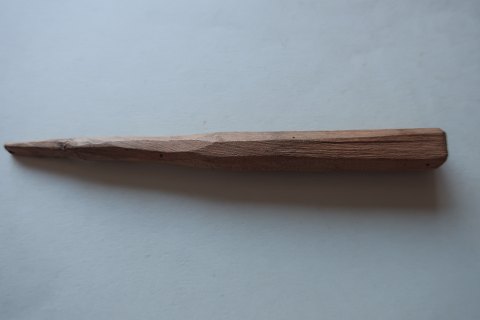 Lochstecher aus Holz
Antiker Lochstecher, aus Holz handgemacht
Bemerken Sie bitte wie dekorativ er ist
L: 10cm
Wir haben eine grosse Auswahl von Geräte für die Handarbeit, - Geräte, die 
antik oder sehr alt sind