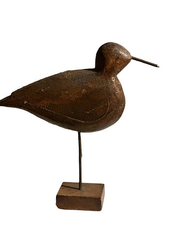 Skulpturaler und dekorativer Vogel aus Holz geschnitzt und auf einem Holzständer 
stehend.