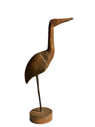 Skulpturaler und dekorativer Vogel aus Holz geschnitzt und auf einem Holzständer 
stehend.