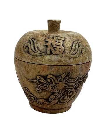 Chinesischer Miniatur-Deckelbehälter mit Drache, flammender Sonne, Schrift, Yin- 
und Yang-Zeichen in Speckstein gemeißelt. Signiert. 20. Jahrhundert.