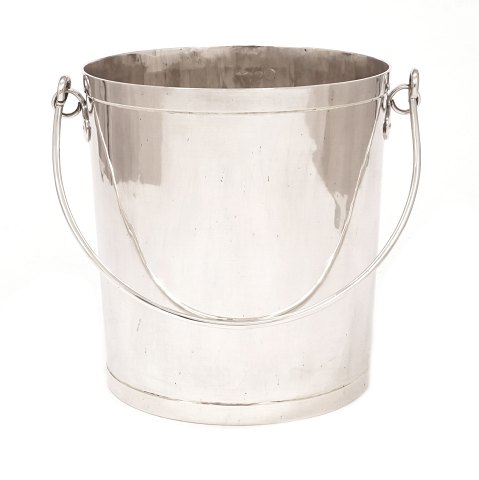 Silver champagne cooler. Nice condition. H: 21cm. 
D: 19cm. W: 1.171gr