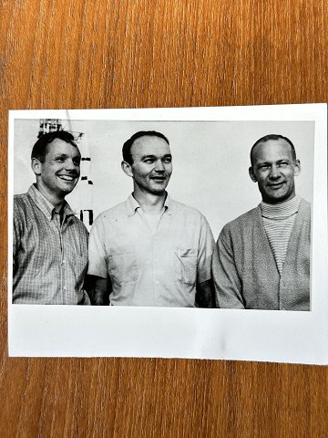 NASA: Kleines Original-Schwarz-Weiß-Foto der drei Apollo-11-Astronauten Neil 
Armstrong, Mike Collins und Edwin Aldrin, Gelatinesilber, Juli 1969 mit der 
Apollo-V-Rakete im Hintergrund