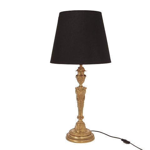 Louis XVI-stil bordlampe i lueforgyldt bronze. 
Frankrig slutning af 1800-tallet. Signeret Gagneau 
& Co. H: 79cm