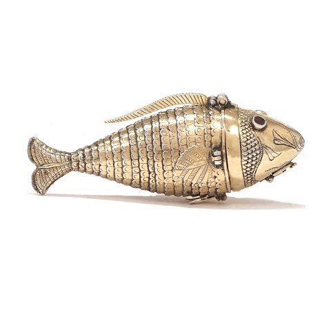 Danish gilt silver vinaigrette in the shape of a 
fish. Dated 1794. L: 8cm. W: 28,9gr