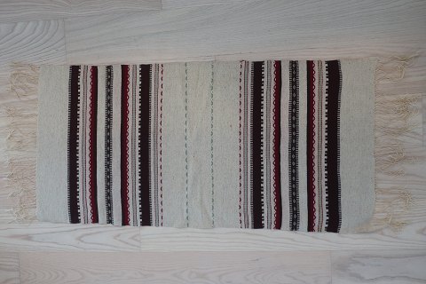 Ein schöner alter Tiscläufer handgewebt aus Wolle
93cm x 45cm
Schöne Farben
In gutem stande