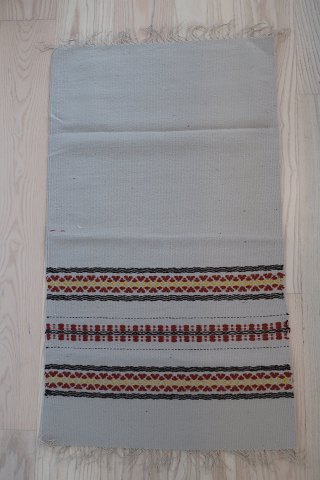 Ein schöner alter Tiscläufer ist auch möglich als Kissenstoff zu benützen
Handgewebt aus Wolle
86cm x 50cm
Mass des Kissen: 42cm x 50cm
Schöne Farben
In gutem stande