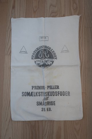 Altes Sack aus Dänemark
Tekst: "Statskontrolleret Vitaminiseret - Primol - Piller - 
Somælkstilskudsfoder til smågrise - 25 kg"
168cm x 46cm
In gutem Stande
Wir haben eine gute Auswahl von Säcke, sowohl mit als  ohne verschiedene Tekste