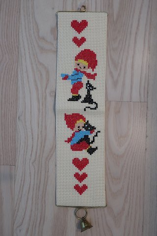 Ein Klingelzug
Echt Handarbeit mit Kreuzstich mit Weinachtsmotiv
Bemerken Sie bitte die Hängevorrichtung mit Klingel
40cm x 10cm
In gutem Zustand
Wir haben: 2 stk.