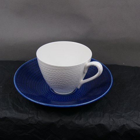 Blaue Eld Rörstrand Porzellan Geschirr aus Schweden. Set Kaffeetasse mit weißer Glasur und Unter mit blauer Glasur