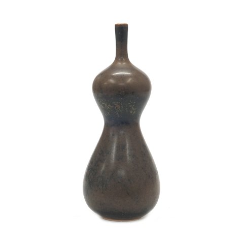 Vase, Steinzeug, von Nils Thorsson für Royal 
Copenhagen. Signiert. Guter Zustand. H: 20cm