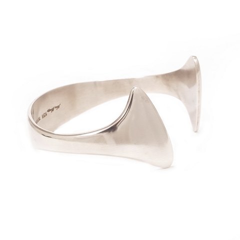 Hans Hansen Sterlingsilber Armring. Gestempelt 
Hans Hansen. Grösse innen. Masse innen: 6,1x5,5cm