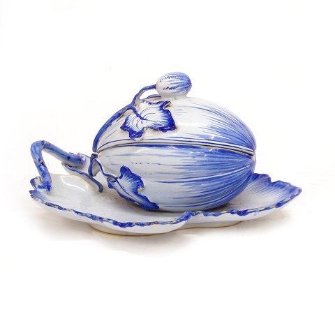 Signed blue decorated tureen signed Rörstrand 5/11 
1764. H: 12cm. L: 22cm