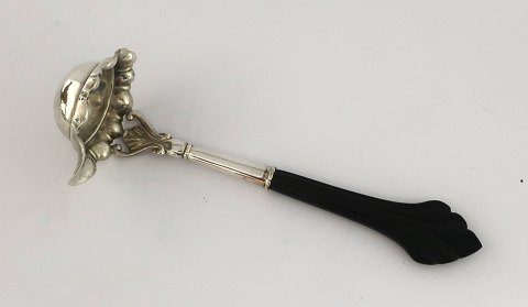 Cohr. Silberbesteck (830). Sahnelöffel mit Holzgriff. Länge 14 cm. Produziert 
1929.