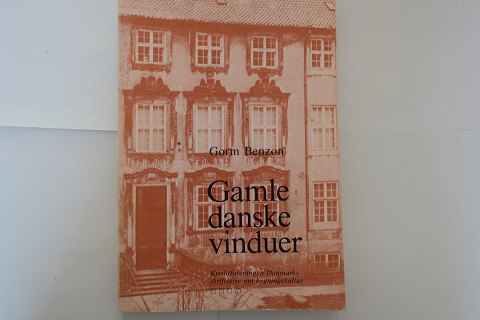 Gamle danske vinder (Alte dänische Fenstern)
Von Gorm Benzon
En del af en hel serie, som blev udgivet af Kreditforeningen Danmarks 
skriftsserie om bygningskultur
1981
Sideantal: 128
In sehr gutem Stande