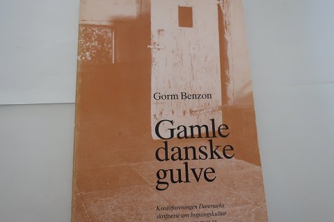 Gamle danske gulve (Alte dänische Böden)
Von Gorm Benzon
En del af en hel serie, som blev udgivet af Kreditforeningen Danmarks 
skriftsserie om bygningskultur
1988
Sideantal: 160
In gutem Stande