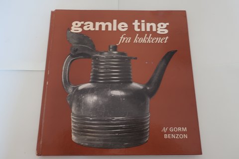 Gamle ting fra køkkenet (Alte Sachen aus der Küche)
Af Gorm Benzon
Fotografier Birthe Benzon
Høst & Søns forlag
1967
Sideantal: 95
In gutem Stande