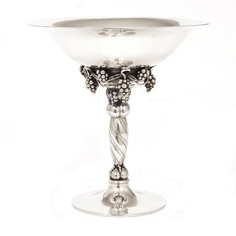 Georg Jensen Grape tazza, sterlingsilver. Designed 
by Georg Jensen 1918. Made after 1945. #263B. H: 
19,1cm. V: 610gr