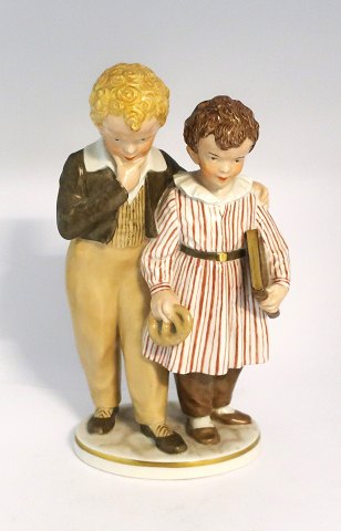 Royal Copenhagen. Porcelænsfigur med farver. Flugten til America. Model 1761. 
Højde 21 cm. (1 sortering)