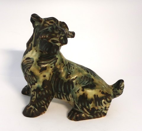 Royal Copenhagen. Stentøjs figur. Hund. Knud Kyhn. Model 20129. Længde 16 cm. (2 
sortering) Se foto.