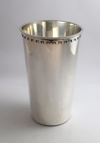 Georg Jensen. Vase aus Sterlingsilber (925). Bernadotte. Höhe 18,7 cm.