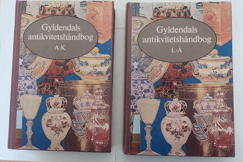 Gyldendals Antikvitetshåndbog
2. Bind
A-K og L-Å
Af Gorm Benzon
1976
Sideantal Bind 1: 340
Sideantal side 2: 313
To rigtig gode og interessante opslagsværker
In a very good condition