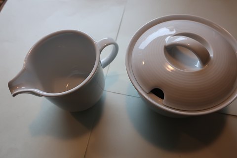 Zuckerschale (0,33L) mit Deckel und Milchkännchen (0,18L) aus Porzellan
Passt auf unserer Teekanne Varennr.: 526760
Weiss Trend aus Thomas
In gutem Zustand, wie neu