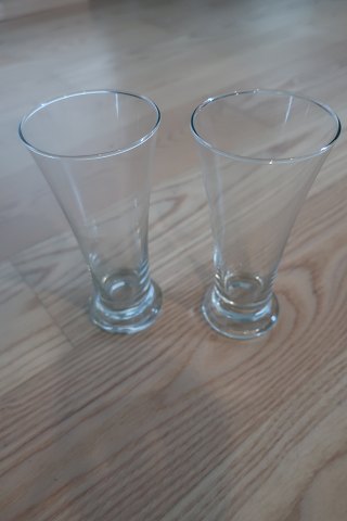 Schöne Glässer für das Bier
Antagelig svenske
Gode at drikke af
Fra 1960erne
H: 17cm
Diam bund: 6cm
Diam top: 8cm
Vi har 8 eller 10 glas, og prisen er for sæt på  8 
Kan evt. købes enkeltvis
Wie neue