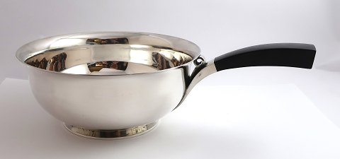 Georg Jensen. Sterling (925). Harald Nielsen. Serverings skål med håndtag. Model 
685B. Højde 8,5 cm. Diameter 20,5 cm. Produceret 1945-1951.