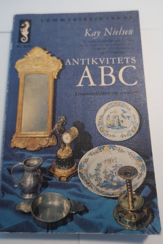 Antikvitets ABC
Lommeleksikon for samlere
Af Kay Nielsen
Forlaget Skriforla
1966
Sideantal 
In gutem Stande