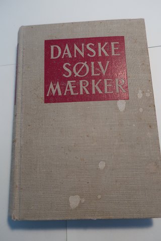 Danske sølvmærker
Danske sølv og guldmærker før 1870
Af Chr. A. Bøje
Illustreret folkeudgave redigeret af Bo Bramsen
Politikens forlag
1954
Ca 300 gengivelser af ældre danske sølvgenstande
Siddeantal 438