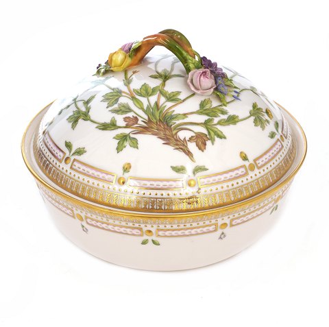 Royal Copenhagen Flora Danica 3568 lidded bowl. 
"Potentilla Frieseana Lge.". H: 17cm. D: 23,5cm