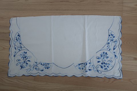 Eine alte kommodestück
Schönes altes Stück mit blauer Stickerei - handgemacht
Wurde in alten Tagen hinten Kommoden oder Servanten benützt aber wird jetzt 
gern als ein schöner Vorhang benutützt
89cm x 47cm