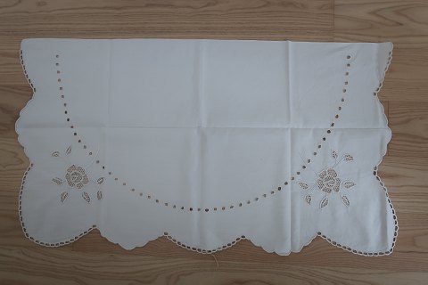 Eine alte kommodestück
Schönes altes Stück mit weisser Stickerei - handgemacht
95cmx53cm
Wurde in alten Tagen hinten Kommoden oder Servanten benützt aber wird jetzt 
gern als ein schöner Vorh