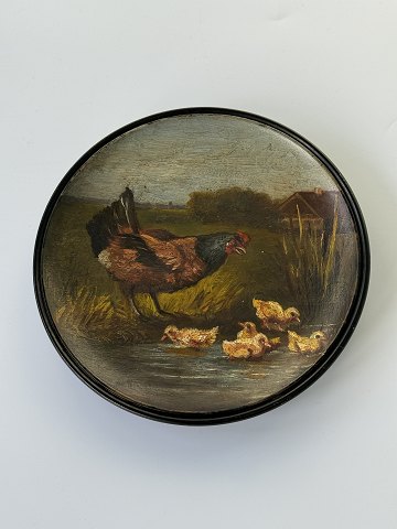 Kleine, schöne handbemalte Platte von P. Ipsens Enke, Motiv einer Henne mit 
Küken.
