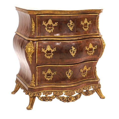 Mid 18th century Danish marble top walnut commode 
attributed to Mathias Ortmann, Copenhagen, circa 
1750. H: 90cm. Top: 77x56cm