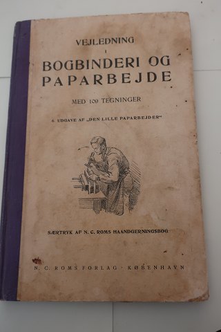 Vejledning i Bogbinderi og Paparbejde
Med 109 Tegninger
N.C. Roms Forlag 
6. udgave af "Den lille Paparbejder"
Sideantal: 112
In a good condition