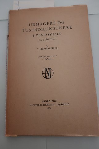 Urmagere og tusindkunstnere i Vendsyssel ca. 1750-1850
Af P. Christensen
Illustrationer af E. Dalsgaard
A/S Express trykkeriet i Hjørring
1962
Sideantal: 114
Med indklæbet information om Peter Christensen
In a good condition