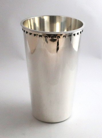 Georg Jensen. Vase aus Sterlingsilber (925). Bernadotte. Höhe 18,7 cm.