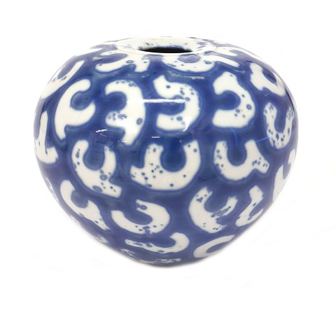 Per Weiss vase. Per Weiss, 1953-2023, vase i 
stentøj med blå glasur og geometrisk mønster. H: 
17cm. D: 21cm