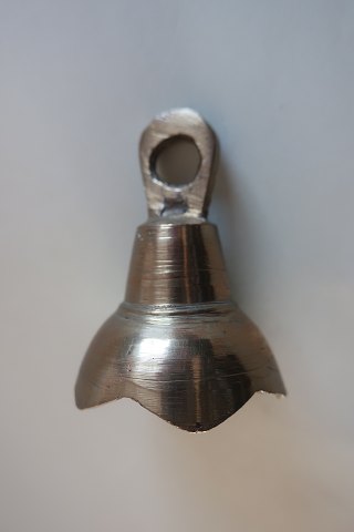 Eine alte kleine Glocke
Aus Messing
H: 5cm
In gutem Zustand, aber die kleine Metal für das Klingen fehlet
Sehen Sie bitte auch unsere andere Warren mit Glocken