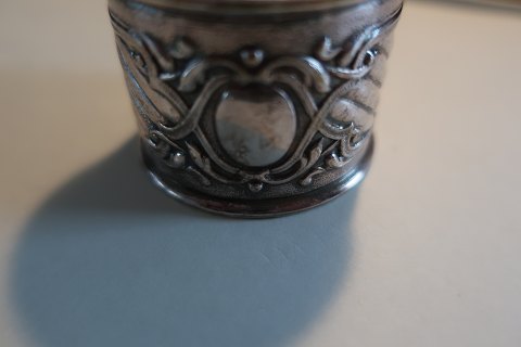 Napkin ring made of silver
With initials
Diam: 5cm W: 3,5cm 
In a good condition, but with a little crack at the rim (please look at the 
photo)